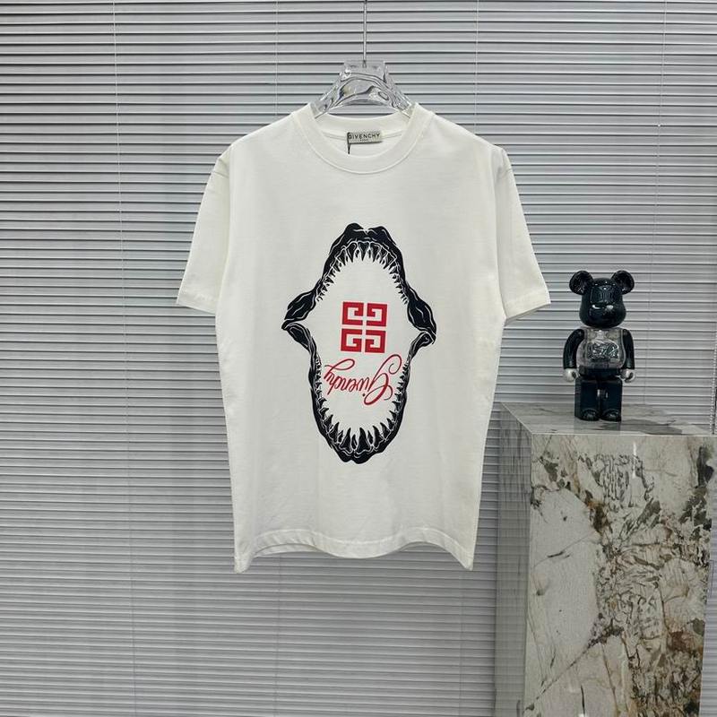 GIVENCHY Men's T-shirts 32